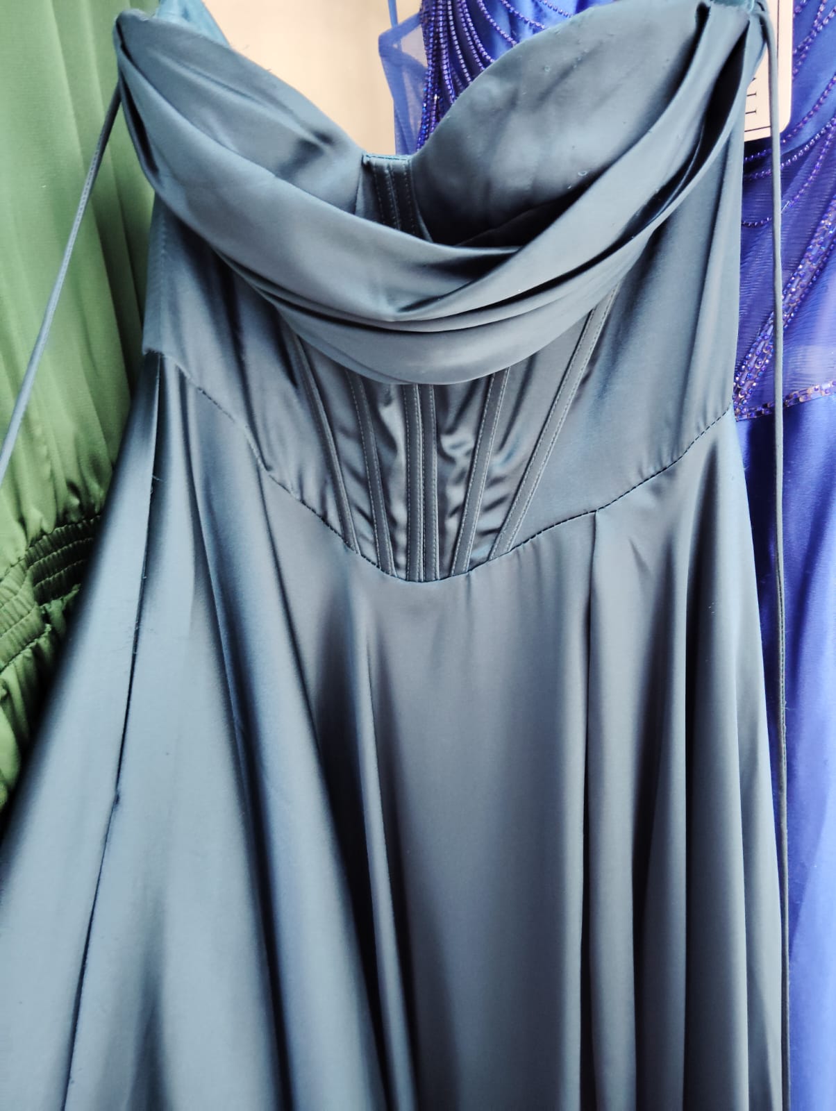 VESTIDO AMARA- CON DETALLE EN TELA