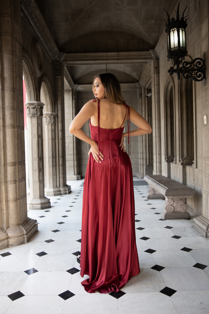 VESTIDO LARGO SATIN FLORA BURDEO
